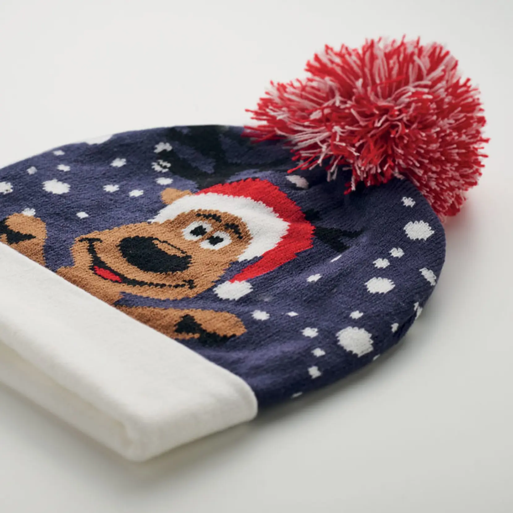 Bild på Stickad mössa med julmotiv
