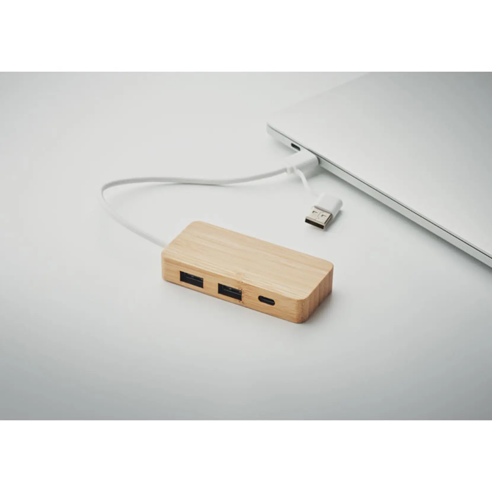 Bild på USB-hubb med 3 portar i bambu Bild på USB-hubb med 3 portar i bambu