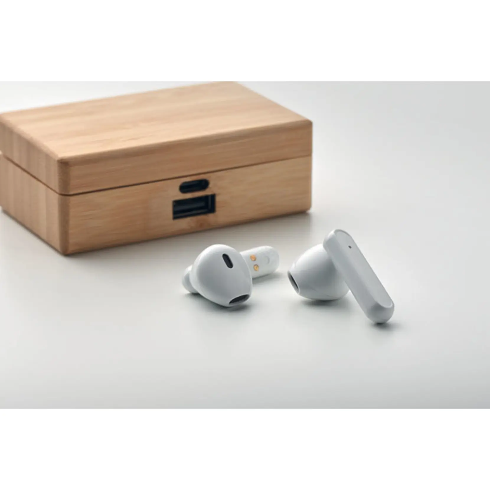 Bild på TWS-headset i bambufodral
